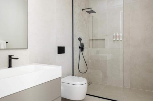 Ein Badezimmer in der Unterkunft Brightwater by Rove Villa with Sauna Pool and Outdoor Spaces
