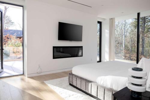 TV/Unterhaltungsangebot in der Unterkunft Brightwater by Rove Villa with Sauna Pool and Outdoor Spaces