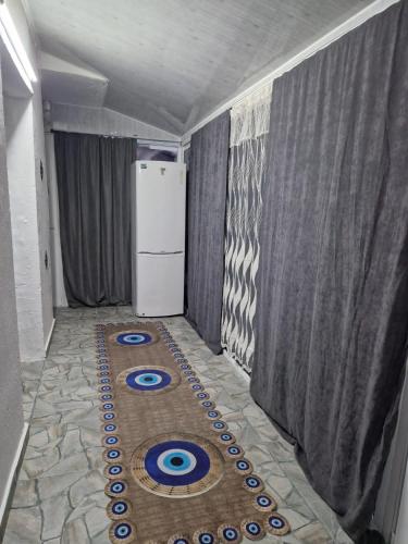 a room with a refrigerator and a rug on the floor at Nevim partier in Mangalia