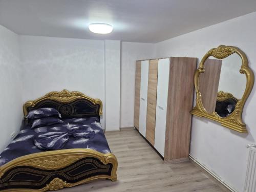 a bedroom with a bed and a mirror on the wall at Nevim partier in Mangalia