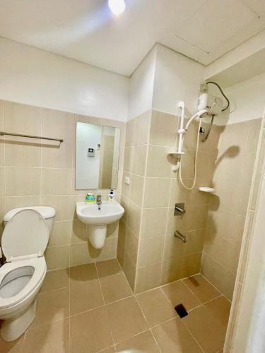 Koupelna v ubytování Cozy Room in Front of US Embassy