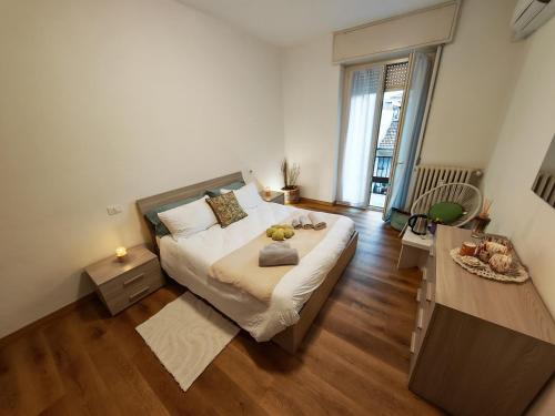 une chambre avec un grand lit et un parquet dans l'établissement GPhouse, à Arona
