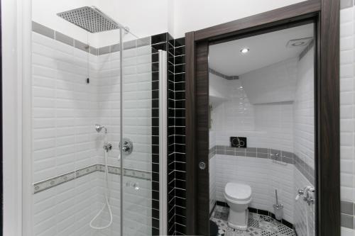 a bathroom with a glass shower and a toilet at Aparthotel Dei Mercanti in Milan
