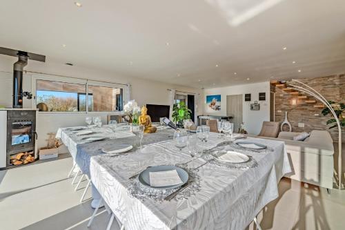 une salle à manger avec une table et un canapé dans l'établissement La Villa Chantalain, à Kerlouan