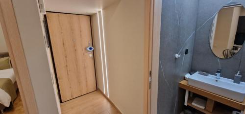 New Ventiri Family Suite 5, near Hilton, Athens Central, fully equipped