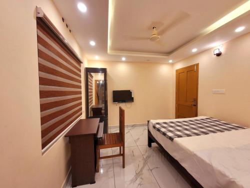 Postel nebo postele na pokoji v ubytování NewCastle Holiday Resorts Entire Property with 5 Bedrooms-Near Munnar & Idukki-Superb Vibe,View - Kitchen, Campfire & BBQ Facility