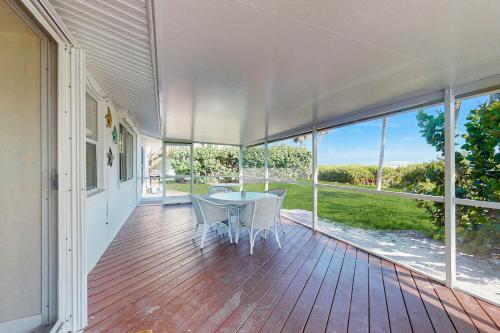 een lege veranda met een tafel en stoelen erop bij Lemon Bay Escapade in Englewood