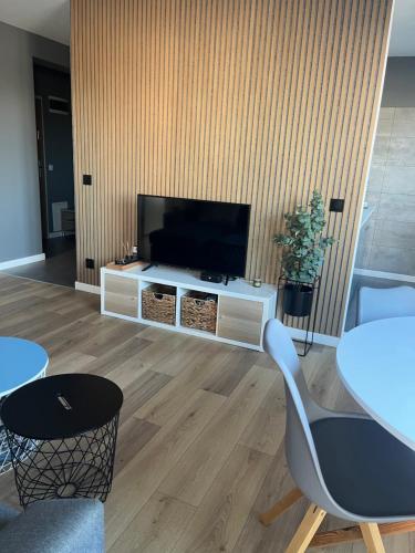 Televízia a/alebo spoločenská miestnosť v ubytovaní AL-DOM apartamenty Kniewskiego 11 Kolobrzeg