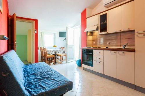 Η κουζίνα ή μικρή κουζίνα στο Cozy Apartments in Zadar with Sea and Mountain Views