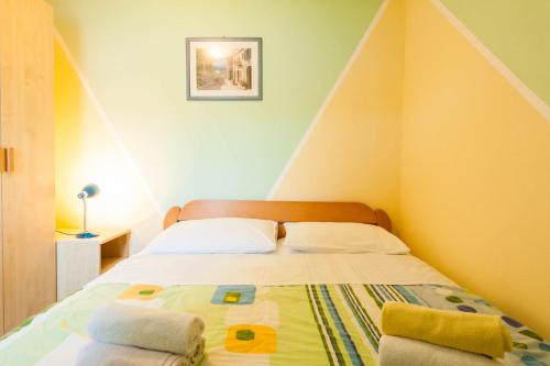Ένα ή περισσότερα κρεβάτια σε δωμάτιο στο Cozy Apartments in Zadar with Sea and Mountain Views