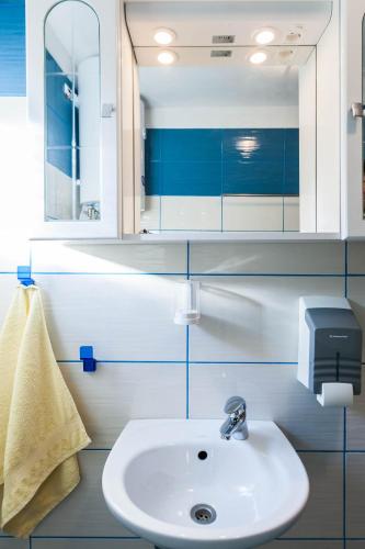 Ένα μπάνιο στο Cozy Apartments in Zadar with Sea and Mountain Views