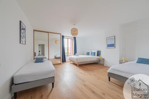 une chambre avec deux lits et un miroir dans l'établissement Buzz à Disneyland Paris, à Magny-le-Hongre