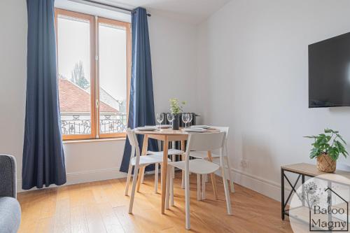 une salle à manger avec une table et des chaises et une fenêtre dans l'établissement Buzz à Disneyland Paris, à Magny-le-Hongre