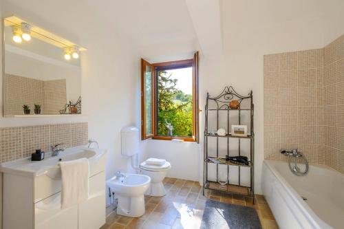 une salle de bain avec toilettes, baignoire et lavabo dans l'établissement Casa Felicita 8 by Marche Holiday Villas, à Macchie