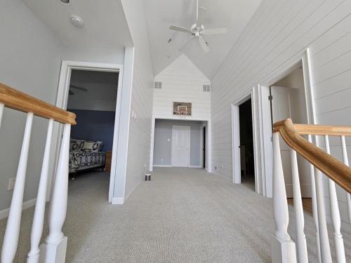 Gallery image of Luxurious 6 Bedroom 3,5 Bath With Private Beach Access, Bocce And Tennis Court in Haven Beach