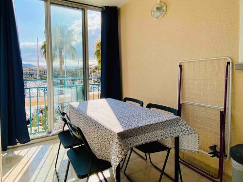 Cette chambre dispose d'un balcon avec une table et des chaises. dans l'établissement Le temps de vivre, à Plage dʼArgelès