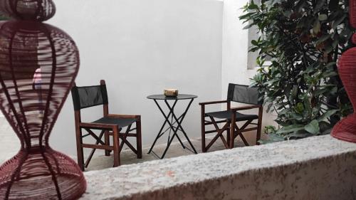 - un groupe de chaises et une table dans une pièce dans l'établissement Studio 1 chambre climatisé en camargue, à Vauvert