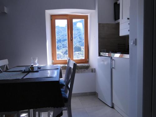 Η κουζίνα ή μικρή κουζίνα στο Heritage Apartments Kyra & Fox in Pitve, Hvar