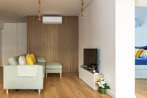 Yellow Breeze Apartment by Cozy Stay
