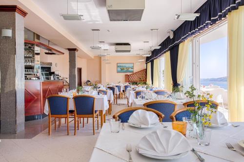 Gallery image of Hotel Viktorija in Seget Vranjica