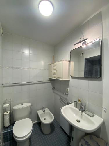 une salle de bain blanche avec des toilettes et un lavabo dans l'établissement The Grand Riviera Apartments Nice - Top Choice in Nice, à Nice