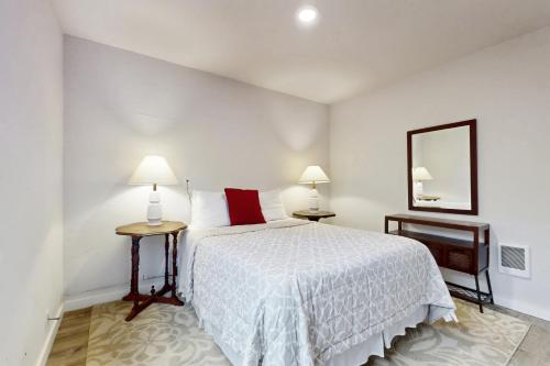 Giường trong phòng chung tại Cultural Cottage in Old Town Anacortes