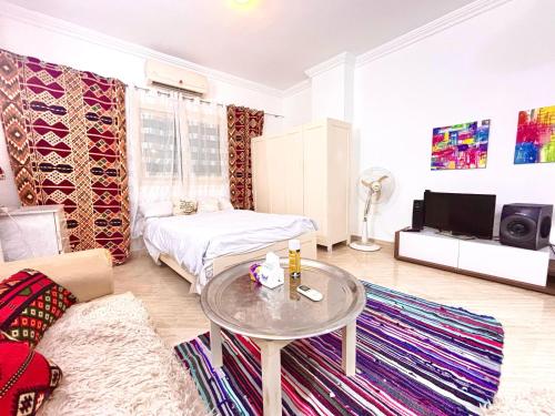 ein Wohnzimmer mit Tisch und Couch in der Unterkunft Boho Oasis Studio Hurghada Red Sea in Hurghada