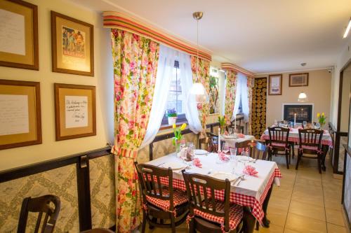 a dining room with tables and chairs in a restaurant at Hotel & Restauracja Gniecki in Hrubieszów
