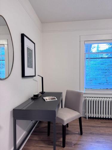 Gallery image of Deluxe Master Queen Bedroom with Bathroom in Vancouver West in Vancouver