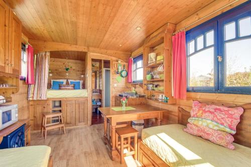 - un salon avec un canapé et un bureau dans une petite maison dans l'établissement Roulotte & Accès SPA Privatif, à Pauilhac