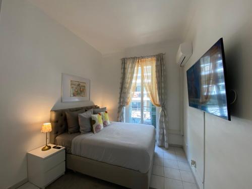 une chambre avec un lit blanc et une fenêtre dans l'établissement The Grand Riviera Apartments Nice - Top Choice in Nice, à Nice