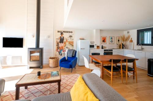 un salon avec une table et une cuisine dans l'établissement Villa Xarma 7 Pers Proche Plage, à Seignosse