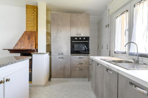 Una cocina o zona de cocina en Coastal Whisper - 9 min to Airport & 700m to Sea