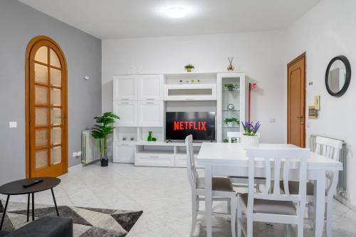 Una cocina o zona de cocina en Coastal Whisper - 9 min to Airport & 700m to Sea