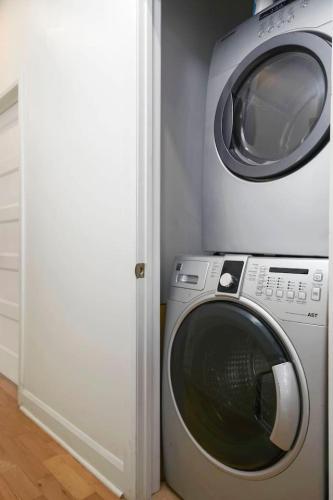 a washing machine and a washer in a room at Peaceful 2BR Getaway in Downtown in Montréal