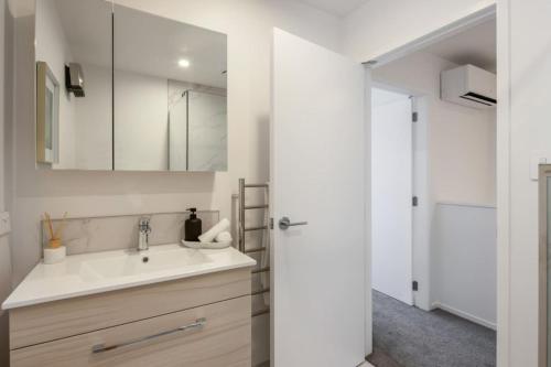 Koupelna v ubytování Ariki Artistry Lower Hutt 2BR Sanctuary