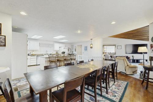 Η κουζίνα ή μικρή κουζίνα στο Quail Haven Retreat
