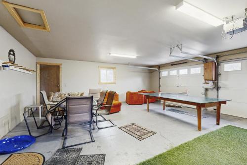 Χώρος καθιστικού στο Quail Haven Retreat