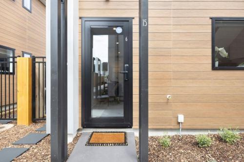 ローワー・ハットにあるPeaceful Escape at Biddle Cresの建物側の黒い扉