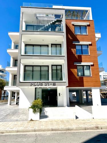 un edificio con un letrero que lee más la calle en Hive 365, en Livadhia