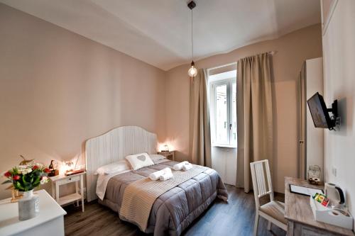 ein Schlafzimmer mit großem Bett und Fenster in der Unterkunft TinkerBell in Rom