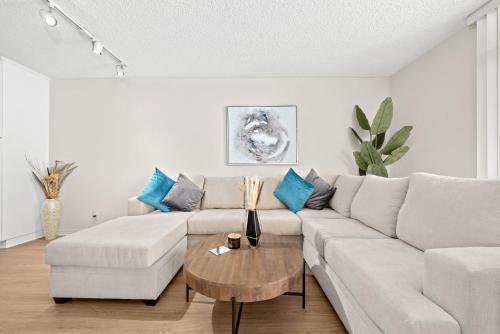 a living room with a couch and a table at The Lilas-Ocean view Stay high floor Pool Parking in Los Angeles