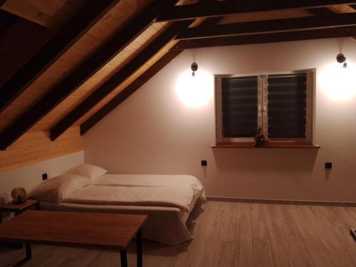 a bedroom with a bed and a window at Aroniowe Wzgórze in Berezka