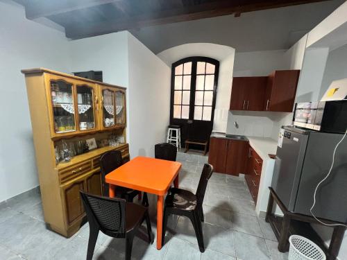 Η κουζίνα ή μικρή κουζίνα στο Departamento céntrico Dalence