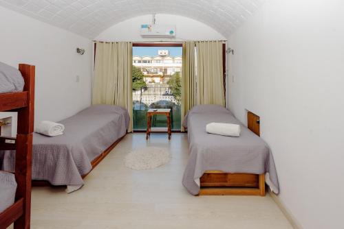a room with two beds and a window at Marbella I-15 Excelente ubicación con vista al mar in Puerto Madryn