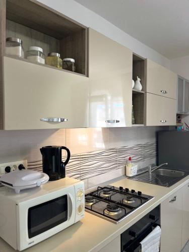 Dapur atau dapur kecil di Apartman Marta