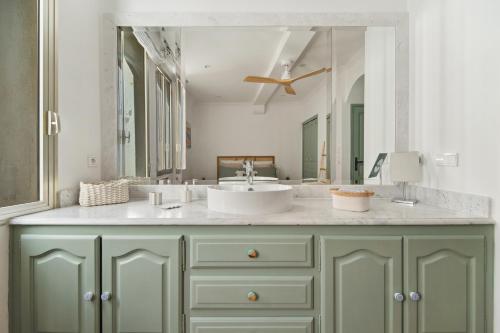 サントロペにあるApartment with SEA VIEW in St Tropez - La Poncheの洗面台と大きな鏡のあるバスルーム