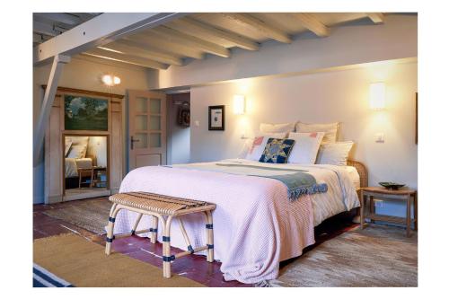 Ένα ή περισσότερα κρεβάτια σε δωμάτιο στο Le Petit Balcon Bleu