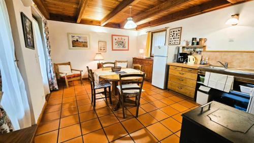 Η κουζίνα ή μικρή κουζίνα στο Gîte de France De la bergerie 2 épis - Gîte de France 4 personnes MAE-9104