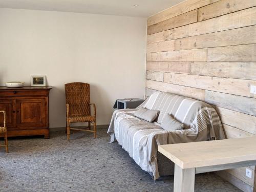 a bedroom with a bed and a wooden wall at Hossegor - Vue Océan - Couple - Surf - Plage in Hossegor